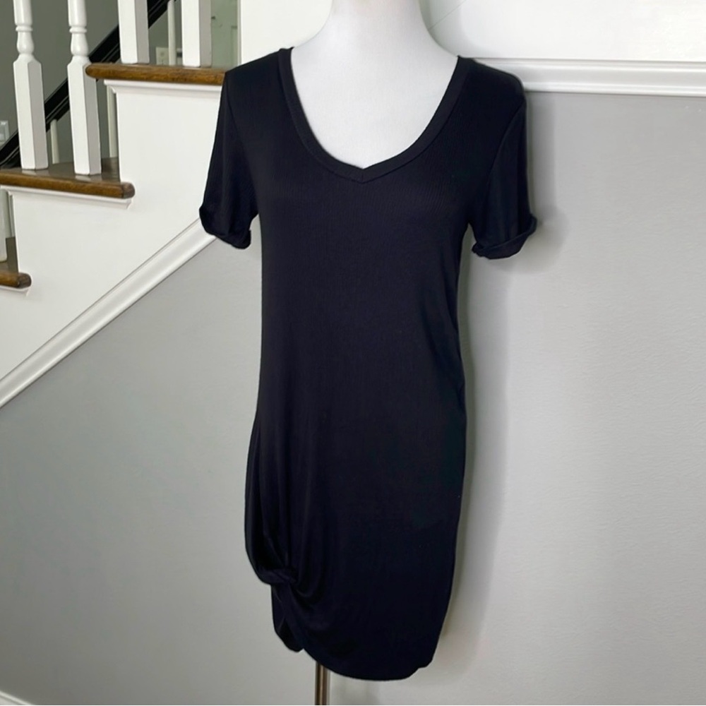 VICI Black Short Sleeve Ribbed V-Neck Knotted Hem Casual Shirt Dress